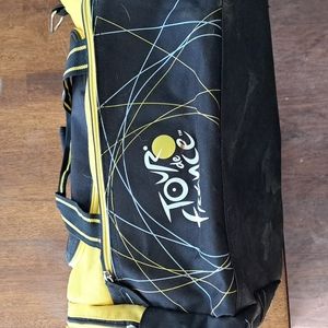 Tour de France duffel bag! Missing carry strap! Small mark on the e on 1 side.